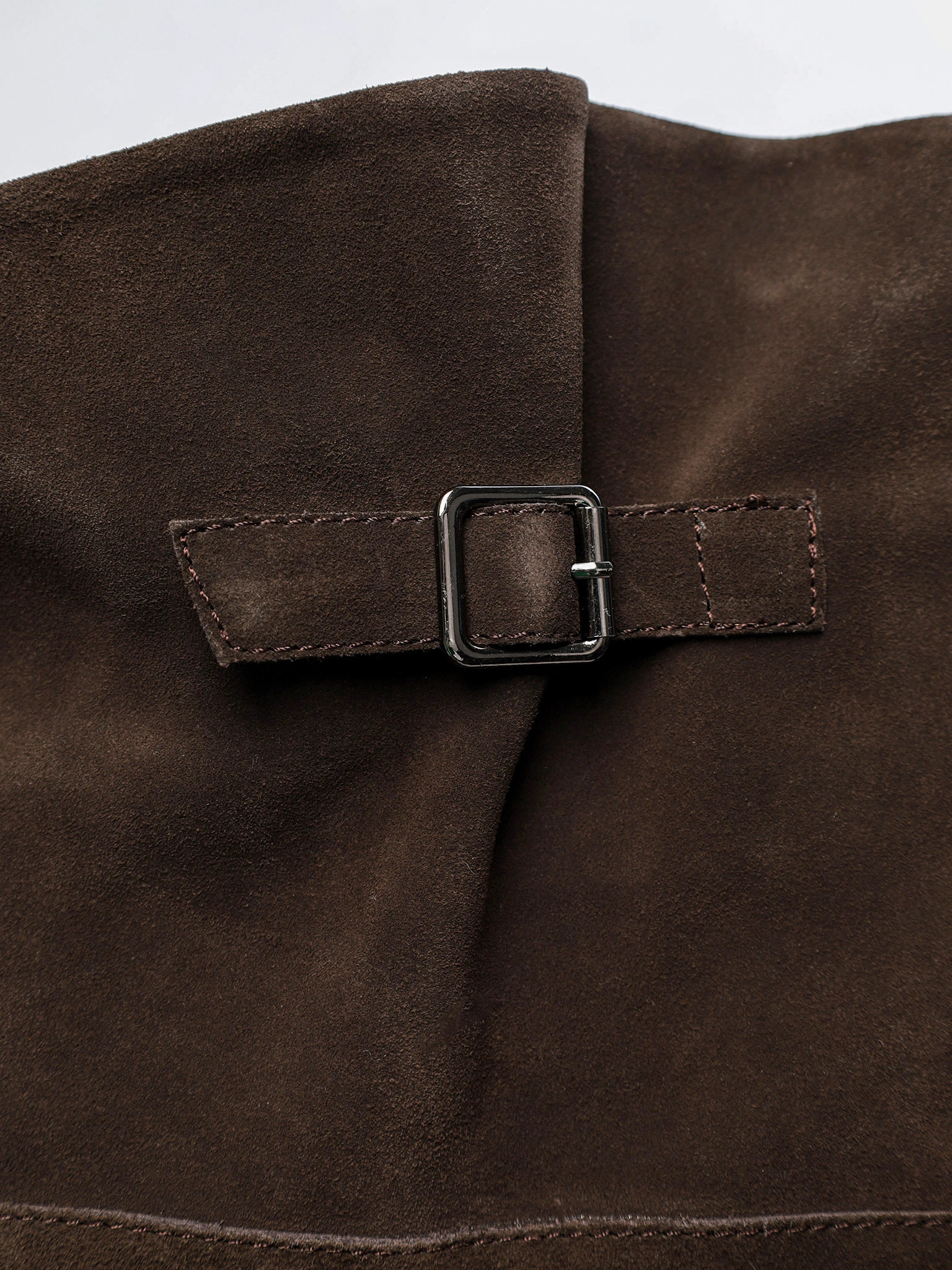 Ботфорты темно-коричневого цвета на низком каблуке